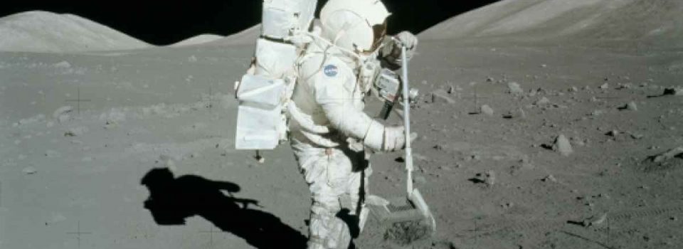 Astronaut_moon_rock