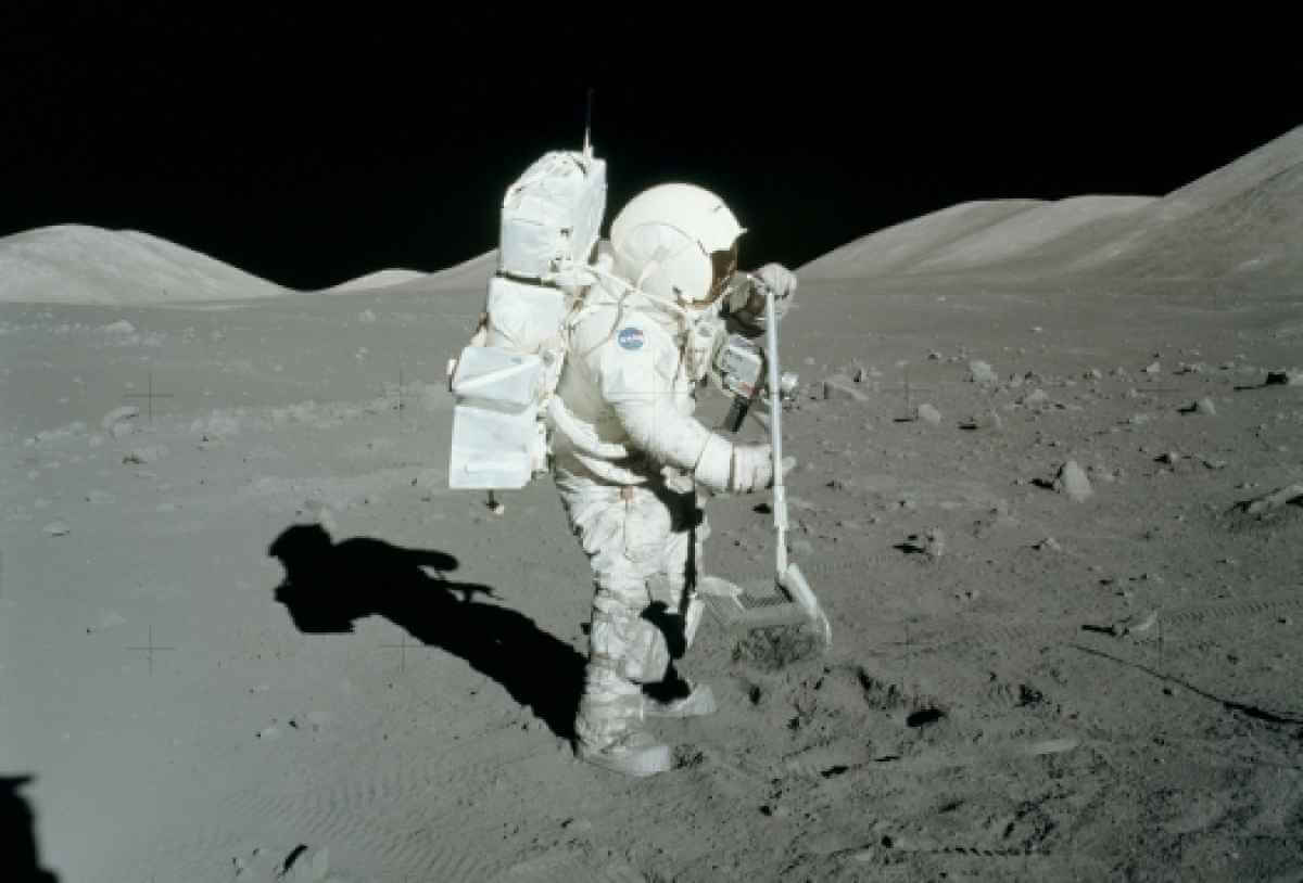 Astronaut_moon_rock